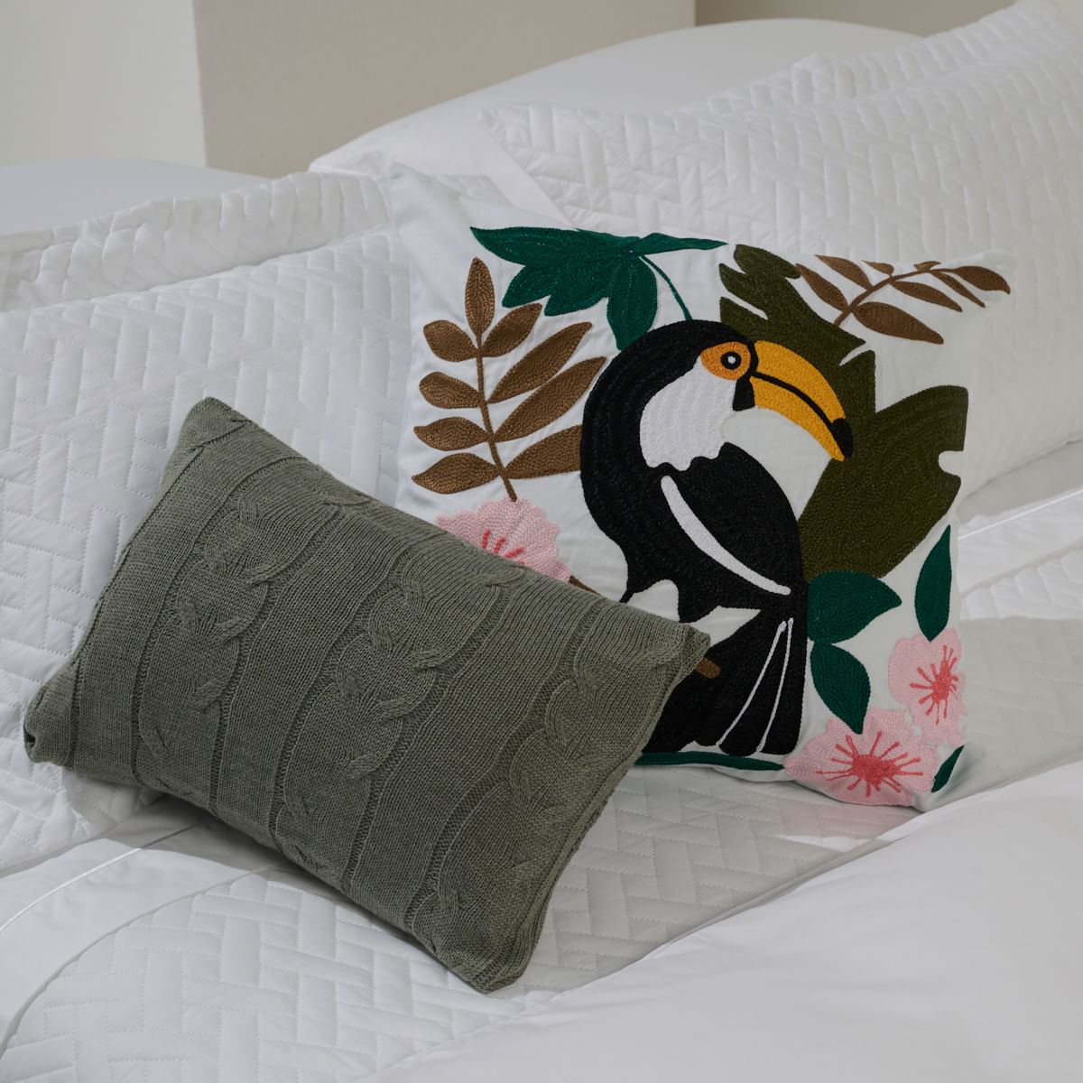 01 01 0481 Capa de Almofada Tucano Branco Preto + 01 010539 Capa de Almofada Frape me Verde Mescla 001